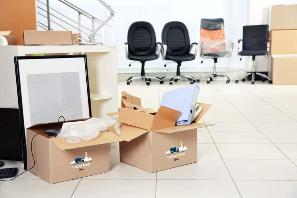 Bürogegenstände verpackt mit dem Logo der Firma Umzugsdienst Wien