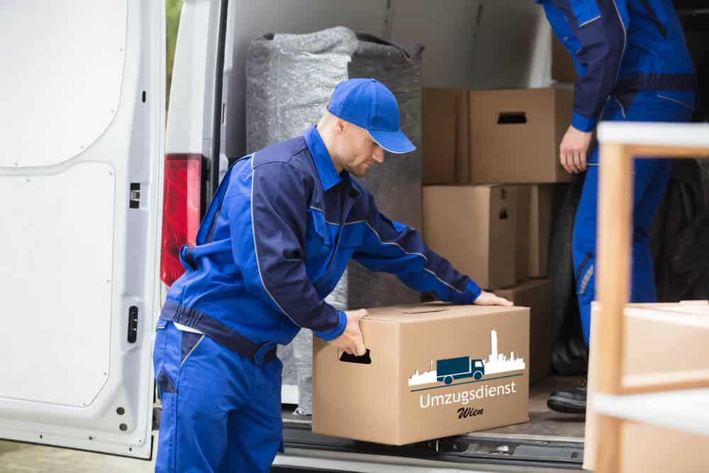 Zwei Personen vom Umzugsdienst Wien laden Verpackeware aus